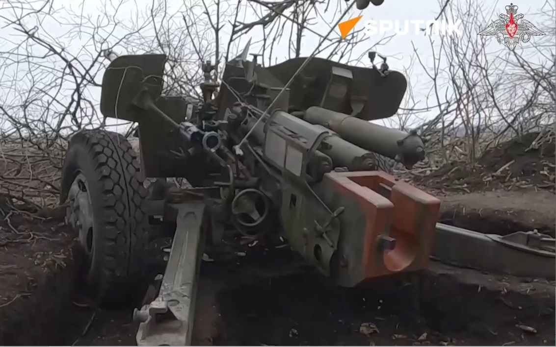 Pháo chống tăng MT-12 của Nga nhả đạn vào mục tiêu ở Ukraine